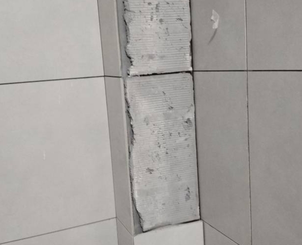 开封瓷砖空鼓维修公司分享下瓷砖施工前基层浇水润湿程度不足，可能导致以下问题